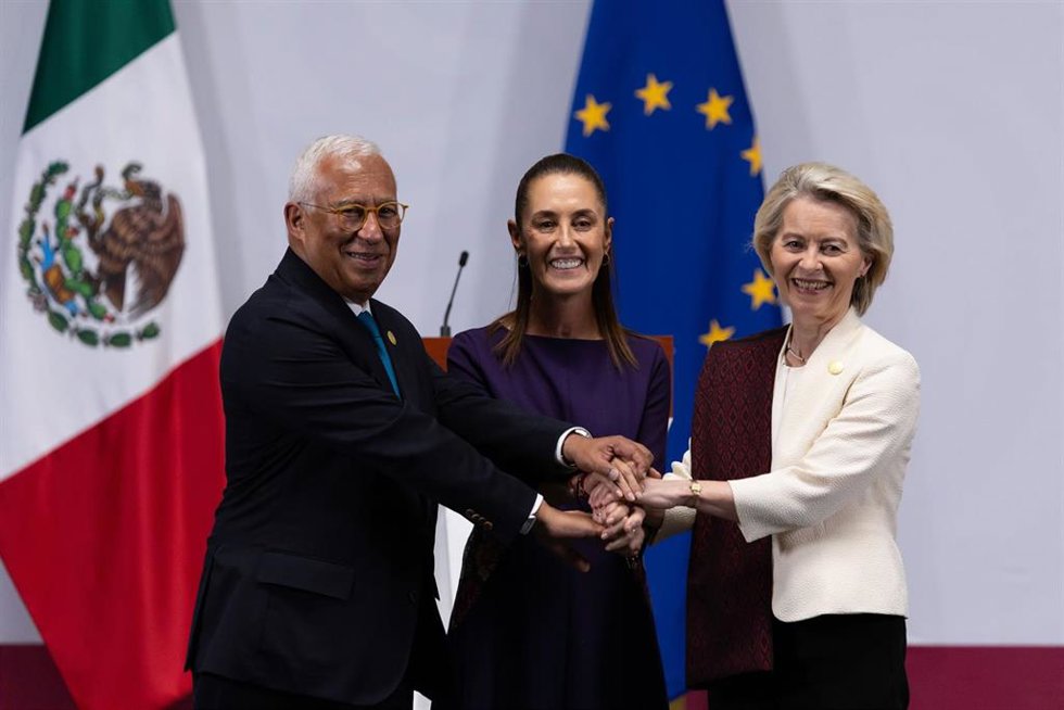 Archivo - La presidenta de México, Claudia Sheinbaum, estrecha las manos del presidente del Consejo Europeo, António Costa, y la presidenta de la Comisión Europea, Ursula von der Leyen, en una cumbre celebrada en México.