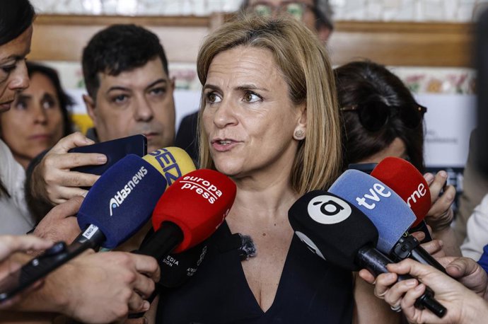 Archivo - Arxiu - La delegada del Govern a la Comunitat Valenciana, Pilar Bernabé (c), atén als mitjans