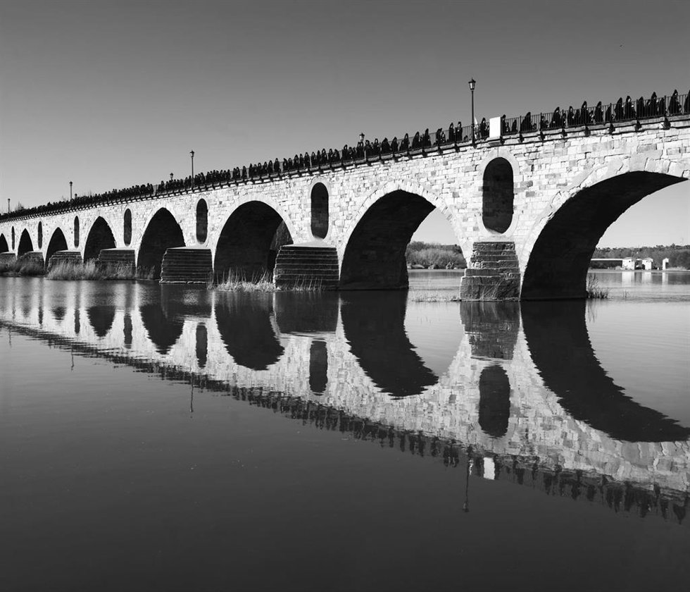 Archivo - Una imagen en blanco y negro del Puente de Piedra de Zamora, obra de José Reyes, ganadora del VIII Concurso Fotográfico de la CHD