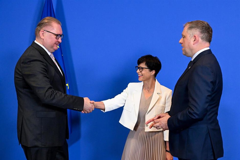 El vice primer ministro de Ucrania, Taras Kachka; la comisaria de Ampliación, Marta Kos; y el ministro de Asuntos Europeos de Irlanda, Thomas Byrne