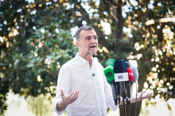 O coordenador federal da IU, Antonio Maíllo, fala com a imprensa no Parlamento da Andaluzia.