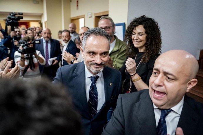Archivo - El alcalde de Móstoles, Manuel Bautista, durante un pleno extraordinario en el Ayuntamiento de Móstoles, a 24 de febrero de 2026, en Móstoles, Madrid (España). El Ayuntamiento de Móstoles celebra un Pleno extraordinario forzado por la oposición 