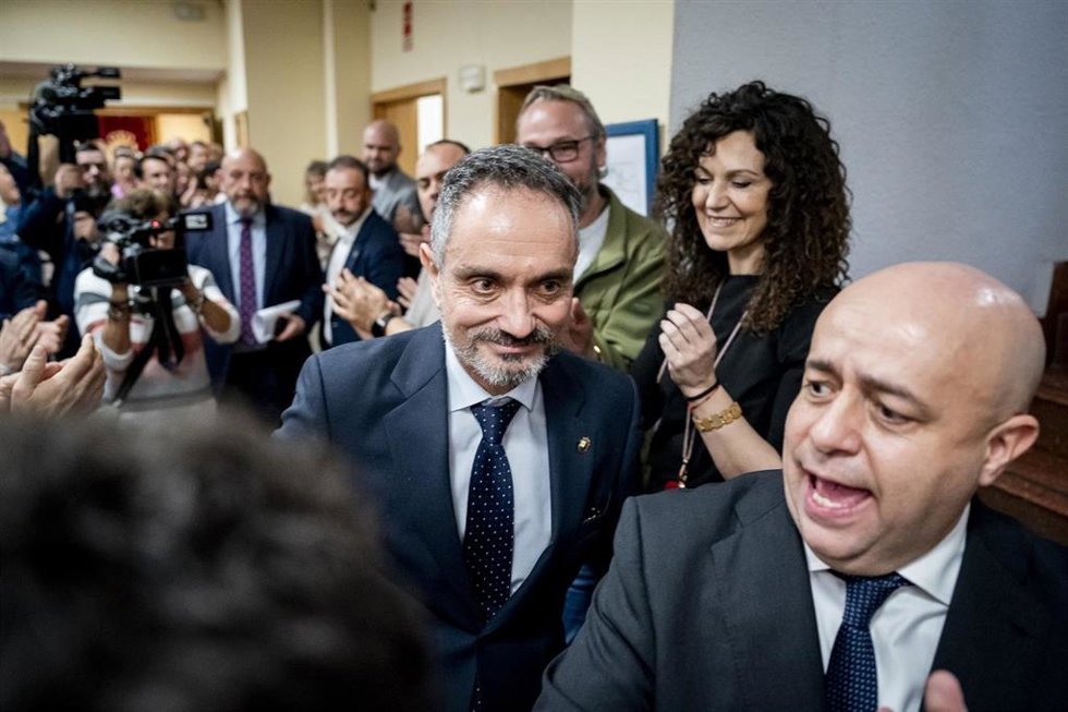 Archivo - El alcalde de Móstoles, Manuel Bautista, durante un pleno extraordinario en el Ayuntamiento de Móstoles, a 24 de febrero de 2026, en Móstoles, Madrid (España). El Ayuntamiento de Móstoles celebra un Pleno extraordinario forzado por la oposición