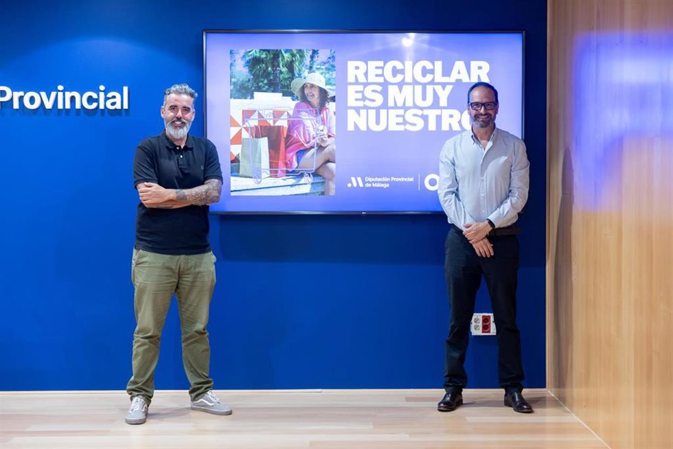 El diputado responsable del Consorcio de RSU, Luis Rodríguez, y el gerente en Andalucía de Ecoembes, Antonio López