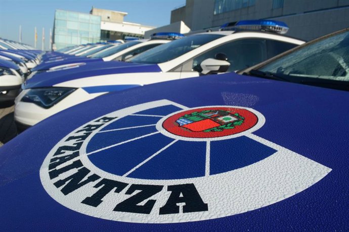 Archivo - Coches patrulla de la Ertzaintza