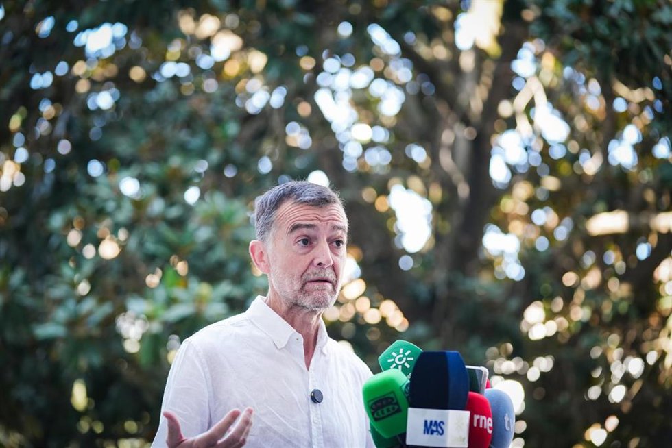 El portavoz del Grupo Parlamentario Por Andalucía, Antonio Maíllo, ofrece una rueda de prensa sobre asuntos de actualidad en el Patio de Prensa del Parlamento de Andalucía. A 14 de julio de 2026 en Sevilla (Andalucía, España). El coordinador federal de Iz