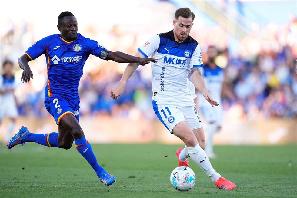 Archivo - El delantero del Deportivo Alavés Toni Martínez (derecha), ante Dakonam Djené (Getafe), en LaLiga EA Sports 2025-26.