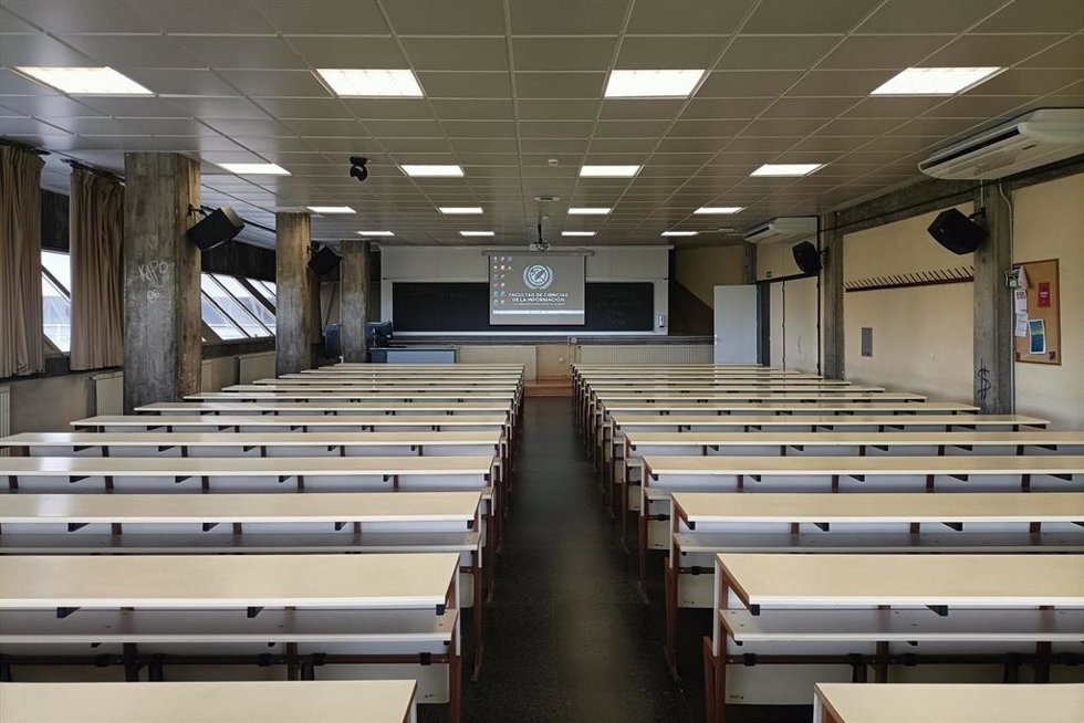 Archivo - Un aula de la Facultad de Ciencias de la Información de la Universidad Complutense de Madrid