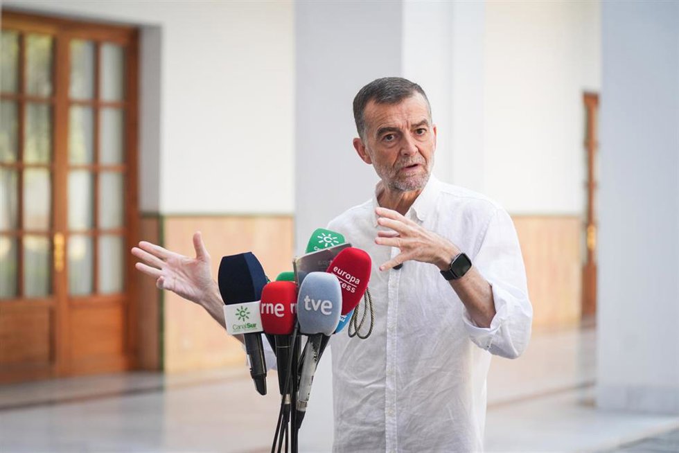 El portavoz del Grupo Parlamentario Por Andalucía, Antonio Maíllo, ofrece una rueda de prensa sobre asuntos de actualidad en el Patio de Prensa del Parlamento de Andalucía. A 14 de julio de 2026 en Sevilla (Andalucía, España). El coordinador federal de Iz
