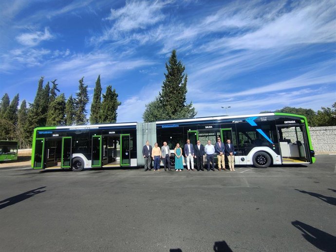Presentación del nuevo autobús articulado de gran capacidad y 100% eléctrico que Vectalia pondrá en funcionamiento en Cáceres a partir de septiembre