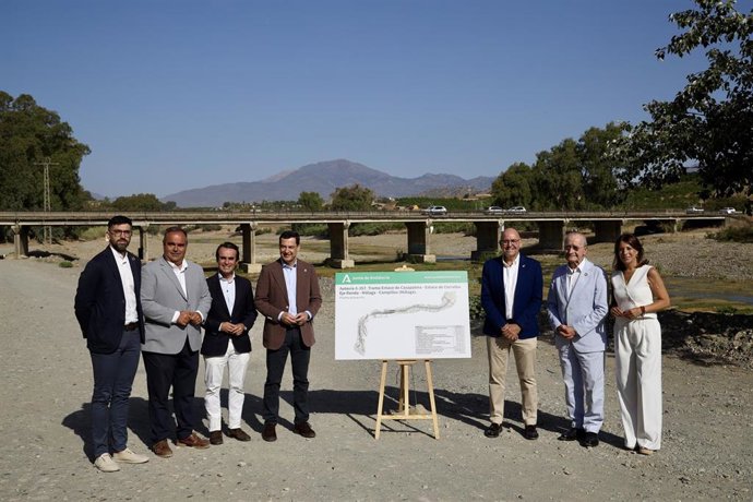 El presidente de la Junta de Andalucía, Juanma Moreno (4i), durante una visita realizada al inicio de obras del tramo de autovía Casapalma-Cerralba, en Cártama (Málaga). A 14 de julio de 2026 en Cártama, Málaga (Andalucía, España).