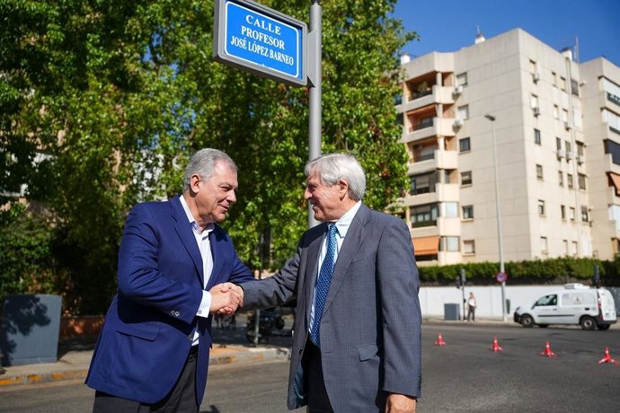 El alcalde de Sevilla, José Luis Sanz, junto al profesor José López Barneo en la inauguración de la calle con su nombre junto al Instituto de Biomedicina