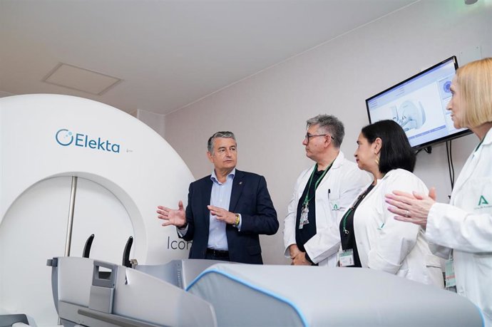 El consejero de Presidencia, Sanidad y Emergencias, Antonio Sanz, ha visitado el Hospital Doctor Olóriz de Granada, adscrito al Virgen de las Nieves.