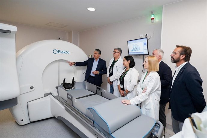 El consejero de Presidencia, Sanidad y Emergencias, Antonio Sanz, informa de las novedades sobre el 'Gammaknife' en el Hospital Doctor Olóriz, adscrito al Hospital Virgen de las Nieves de Granada.