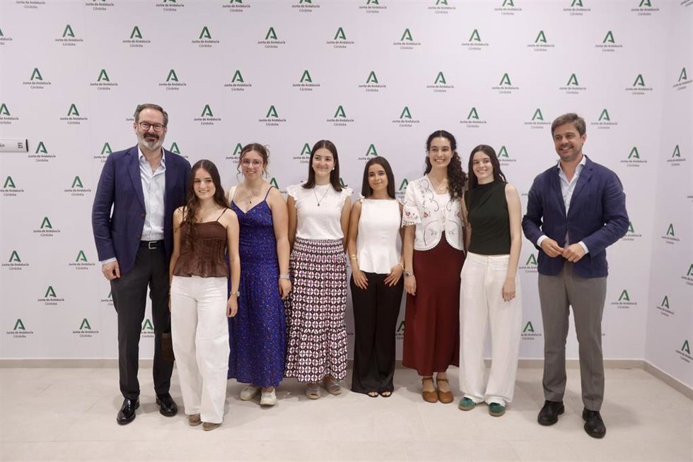 El delegado del Gobierno de la Junta, Adolfo Molina (izda.), en el acto de reconocimiento al alumnado Premio Extraordinario de Bachillerato y a las mejores notas de la PAU.