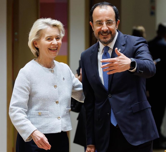 El presidente chipriota, Nikos Christodoulides, junto a la presidenta de la Comisión Europea, Ursula von der Leyen, en una cumbre europea.