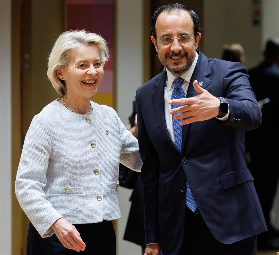 El presidente chipriota, Nikos Christodoulides, junto a la presidenta de la Comisión Europea, Ursula von der Leyen, en una cumbre europea.