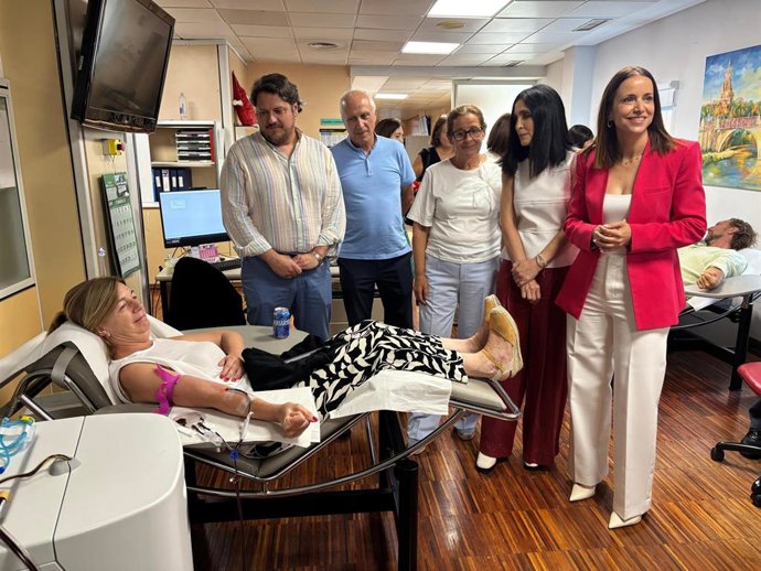 La consejera de Salud, Isabel Ayala, visita el Centro Regional de Hemodonación