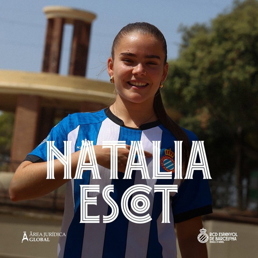 La delantera española Natàlia Scot con la camiseta del RCD Espanyol en el anuncio por su fichaje para las dos próximas temporadas