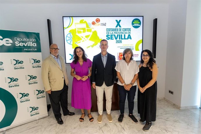 Rodríguez Hans, en el centro, en la presentación de la décima edición del Certamen de Cortos de la Provincia de Sevilla