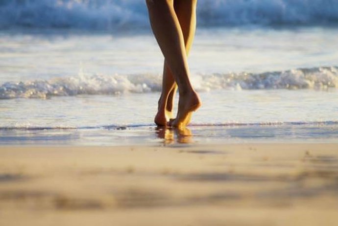 Archivo - Pies en la playa, verano.