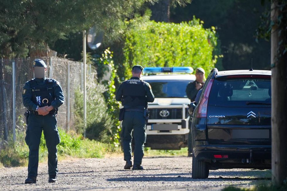 Archivo - Efectivos de la Guardia Civil durante un nuevo reconocimiento en la vivienda que fue de los padres del principal sospechoso y acusado de la muerte de Esther López, a 16 de abril de 2026, en Traspinedo, Castilla y León (España). El registro se re