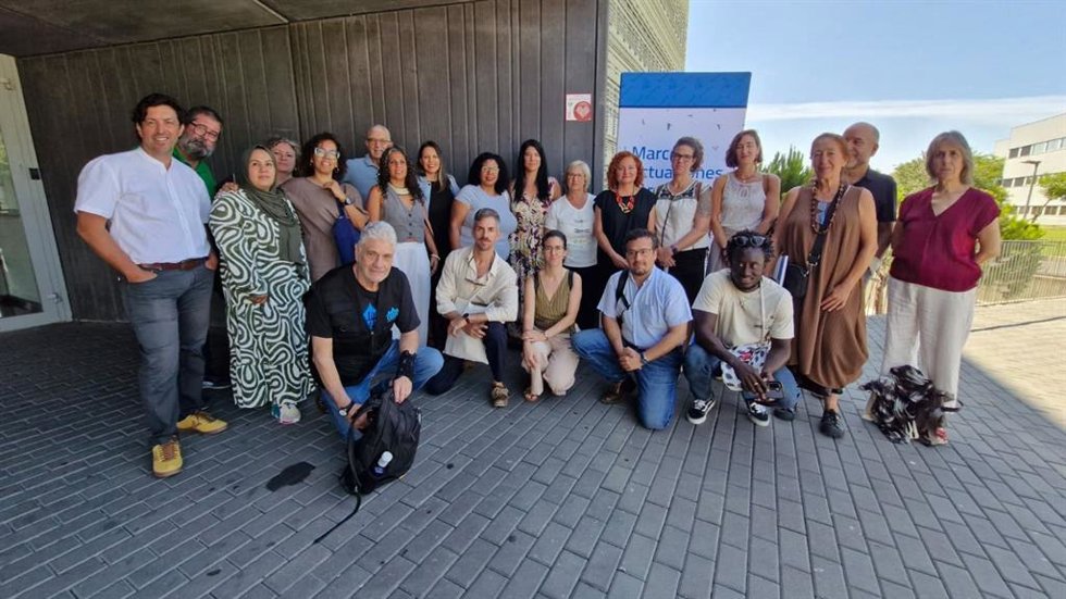 La comisionada del Ciclo del Agua y Restauración de Ecosistemas del Ministerio para la Transición Ecológica y el Reto Demográfico, Laura Martín Murillo, junto a representantes de entidades que trabajan con temporeros en el Entorno de Doñana.