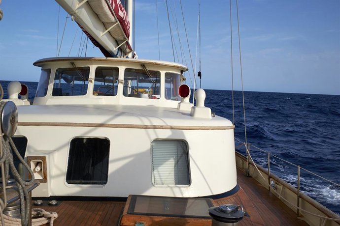 Archivo - El barco ‘Astral’ de la ONG Open Arms durante su vuelta al puerto de Badalona dentro la misión 85, a 9 de septiembre de 2021, en el Mar Mediterráneo en las inmediaciones de Lampedusa (Italia). Después de realizar dos rescates, el 8 de septiembre