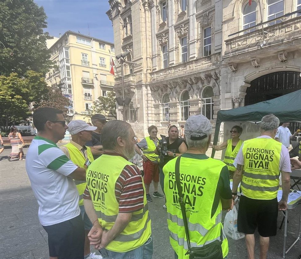La Coordinadora Cántabra de Pensionistas inicia la recogida de firmas para la ILP que reclama que el Gobierno de Cantabria complemente las pensiones mínimas para equipararlas al SMI