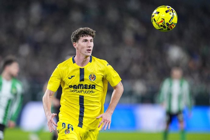 Archivo - El defensa del Villarreal CF Pau Navarro, ante el Real Betis en el partido de LaLiga EA Sports 2025-26 disputado en La Cartuja.