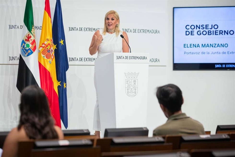 La portavoz de la Junta de Extremadura, Elena Manzano, en rueda de prensa tras el Consejo de Gobierno autonómico