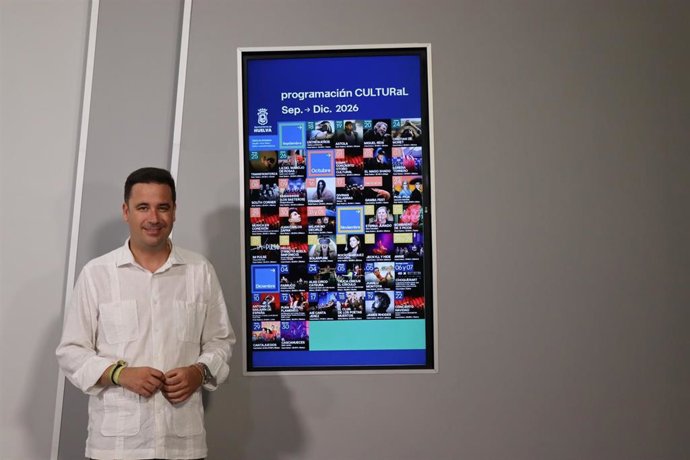 El concejal de Cultura y Patrimonio Arqueológico del Ayuntamiento de Huelva, Nacho Molina, durante la presentación de la programación cultural del otoño.