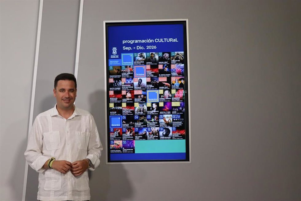 El concejal de Cultura y Patrimonio Arqueológico del Ayuntamiento de Huelva, Nacho Molina, durante la presentación de la programación cultural del otoño.