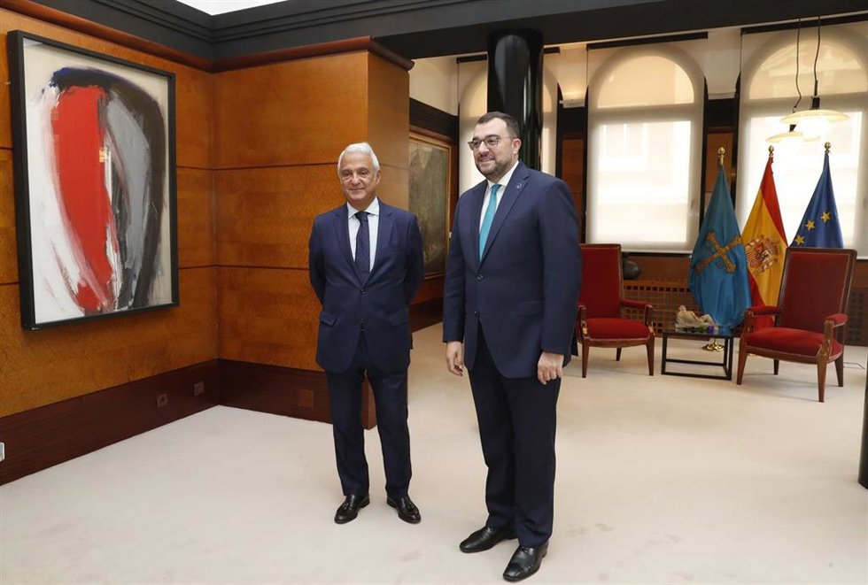 El presidente del Principado, Adrián Barbón, con el presidente del TSJA, Jesús María Chamorro.