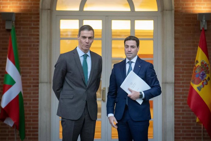 Archivo - El presidente del Gobierno, Pedro Sánchez (i), recibe al lehendakari, Imanol Pradales