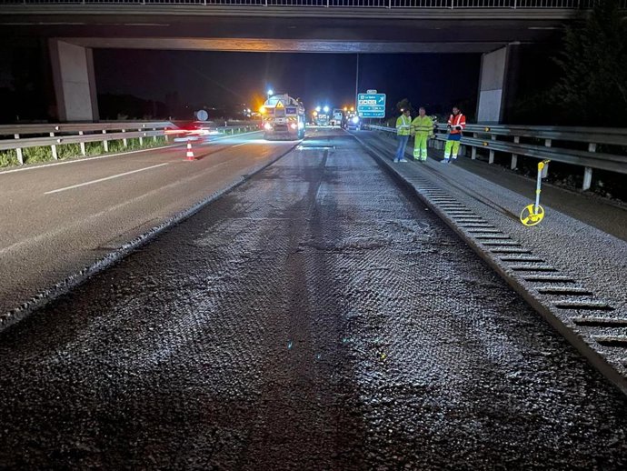 Trabajos de mantenimiento en una carretera del Estado