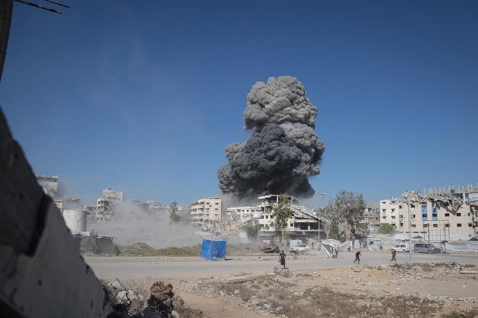 12 July 2026, Palestinian Territories, Gaza City: Smoke rises after Israeli warplanes struck a maintenance workshop on Al-Sinaa Street in Gaza City following an evacuation warning. Several Palestinians were reported injured in the attack. Photo: Mohammed 