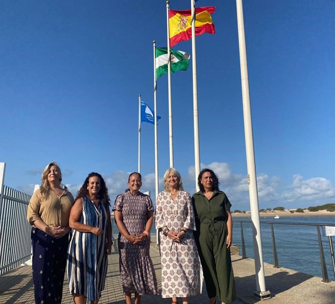 Mercedes Colombo tras el izado de la bandera azul en el puerto deportivo de Sancti Petri.