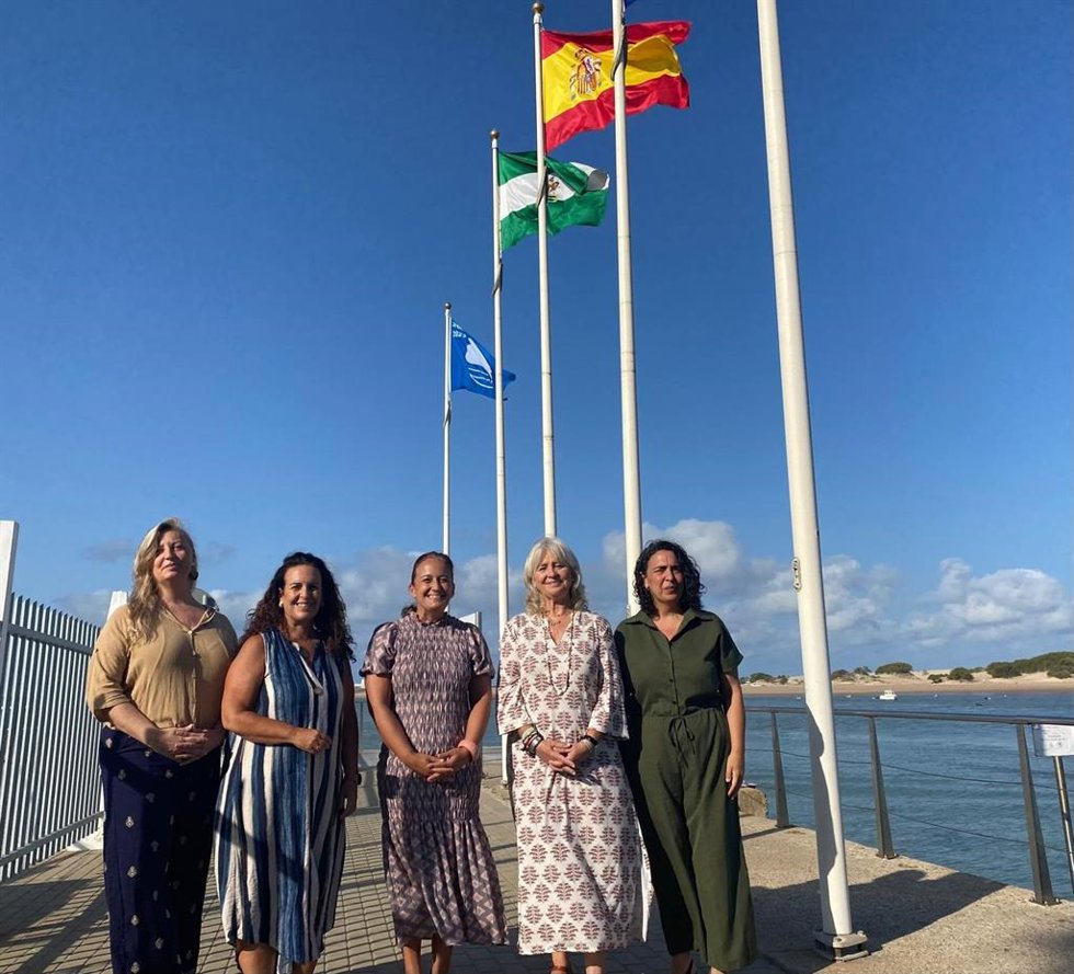 Mercedes Colombo tras el izado de la bandera azul en el puerto deportivo de Sancti Petri.