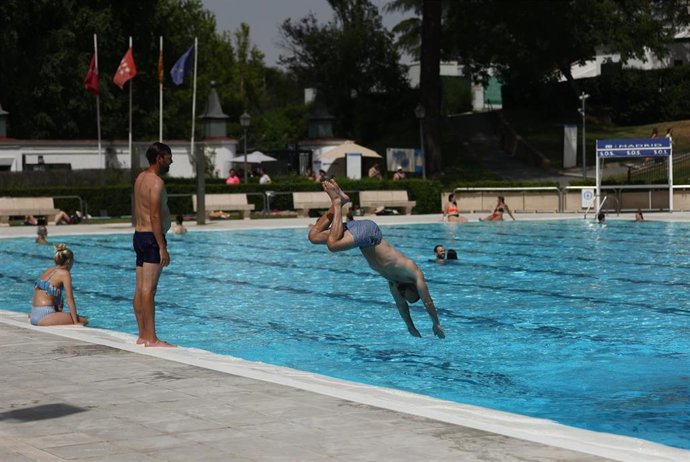 Archivo - Un hombre se tira de cabeza al agua en la piscina municipal de Casa de Campo, a 17 de junio de 2022, en Madrid, (España).