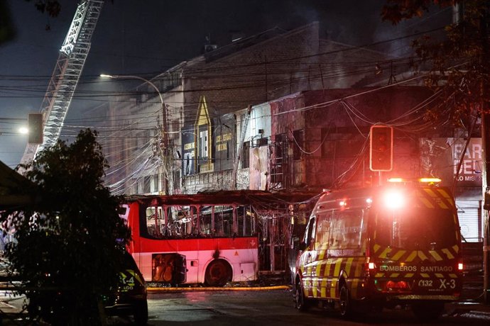 Santiago, 14 de julio de 2026.  Accidente de transito entre bus Red electrico y vehiculo particular en la esquina de Santa Rosa con Franklin en la comuna de Santiago genera un incendio en locales comerciales de esa interseccion   Diego Martin/Aton Chile