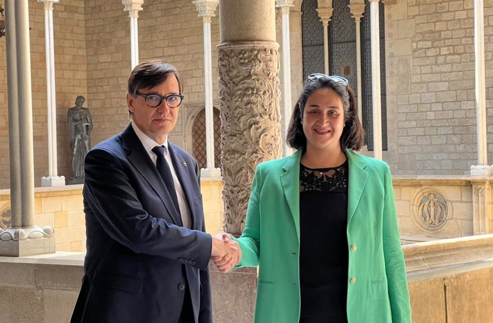 El presidente de la Generalitat, Salvador Illa, recibe en el Palau de la Generalitat a la cónsul de Francia en Barcelona, Azar Agah-Ducrocq