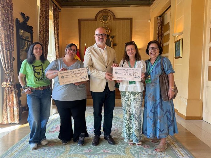 El concejal de Cultura, Juan cArlos Monroy, con las representantes de AECC Segovia y La Gatera.