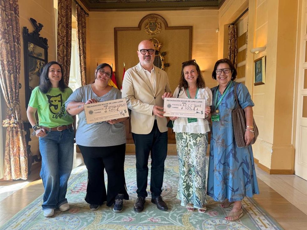 El concejal de Cultura, Juan cArlos Monroy, con las representantes de AECC Segovia y La Gatera.