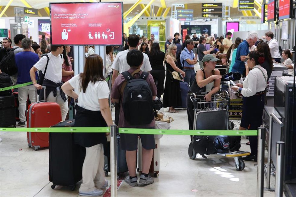 Viajeros en el Aeropuerto Adolfo Suárez Madrid-Barajas, a 3 de julio de 2026, en Madrid (España). 