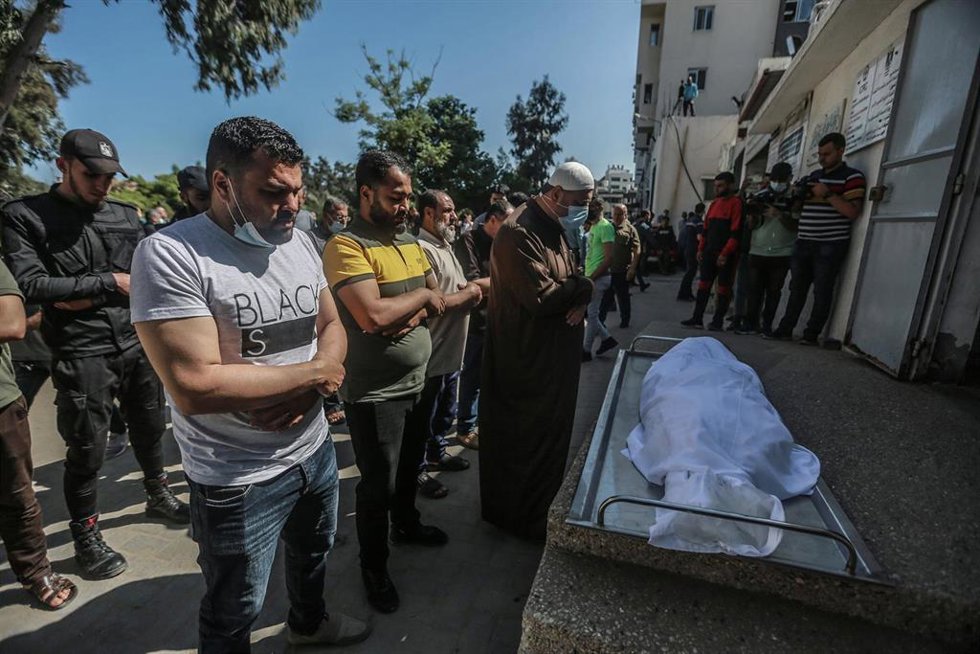 Archivo - Imagen de archivo de palestinos frente a una morgue del hospital Al Shifa. 