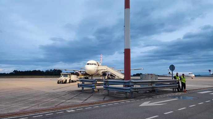 Avión de Volotea en el Aeropuerto de Asturias