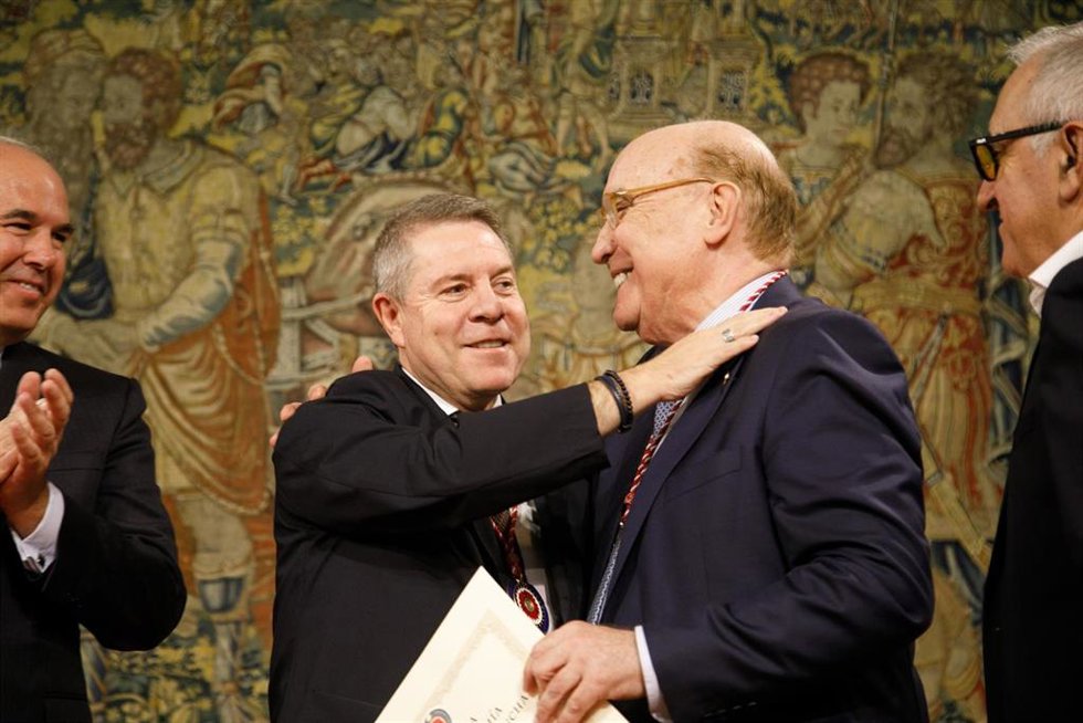 El presidente regional, Emiliano García-Page, tras ser nombrado académico de honor de la Academia de Gastronomía de C-LM.