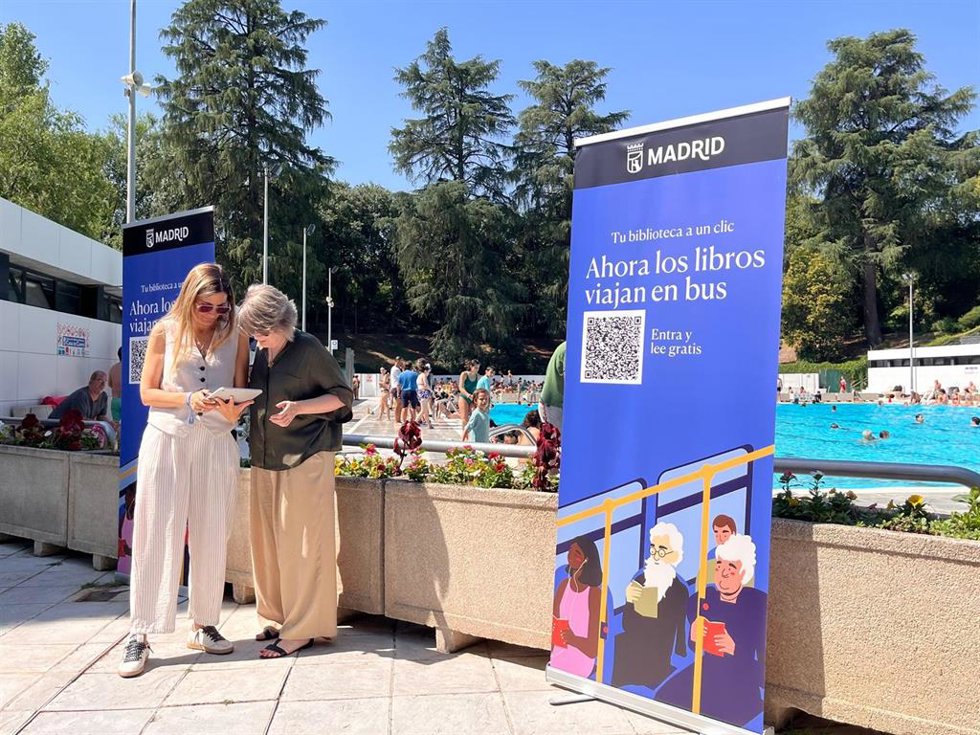 El Ayuntamiento de Madrid ha trasladado la campaña 'Tu biblioteca a un clic' a las piscinas municipales