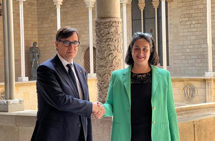 El president de la Generalitat, Salvador Illa, i la cònsol de França a Barcelona, Azar Agah-Ducrocq